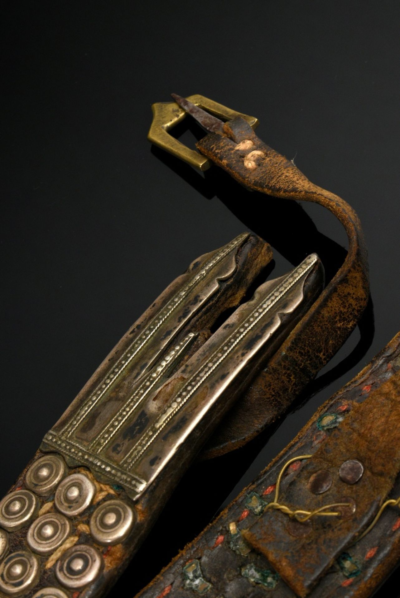 Tekke Turkmenen Pferdehalsschmuck, Lederband mit kreisförmigen Silbernieten und rechteckigen Karneo - Bild 4 aus 6