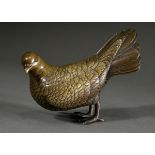 Feine japanische Bronze "Taube" mit farbig patinierten Augen und naturalistisch ziseliertem Gefiede