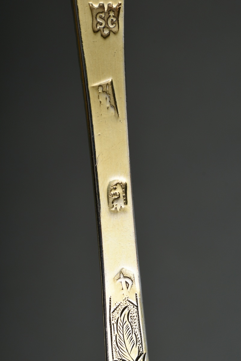 Berryspoon with embossed relief decoration ‘Fruits’ on the spoon and engraved ‘Flowers’ on the hand - Image 5 of 5