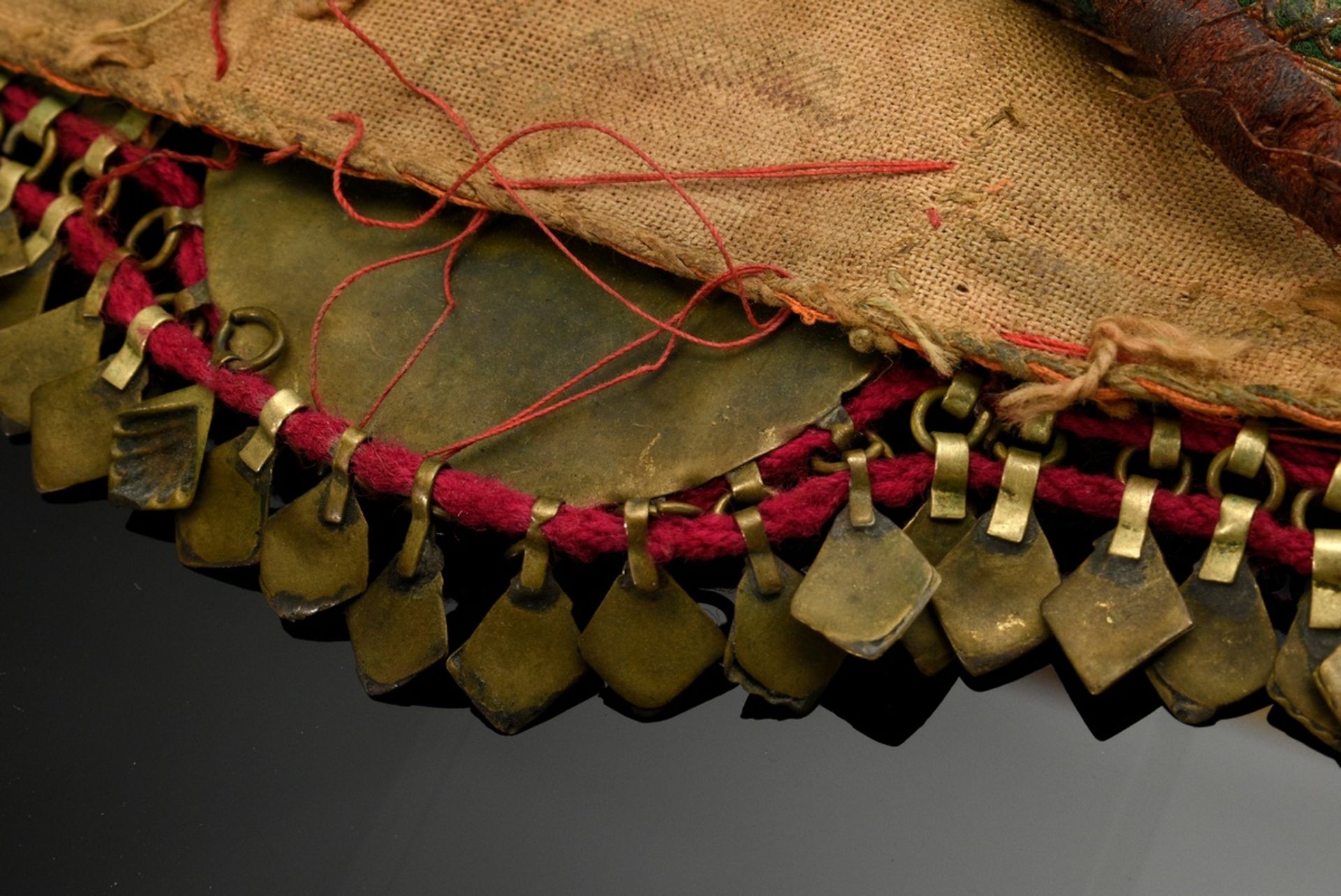 2 Diverse Teile afghanischer Choker und Stirnschmuck mit Glassteinen, Plättchen und Perlen auf Stof - Bild 8 aus 8