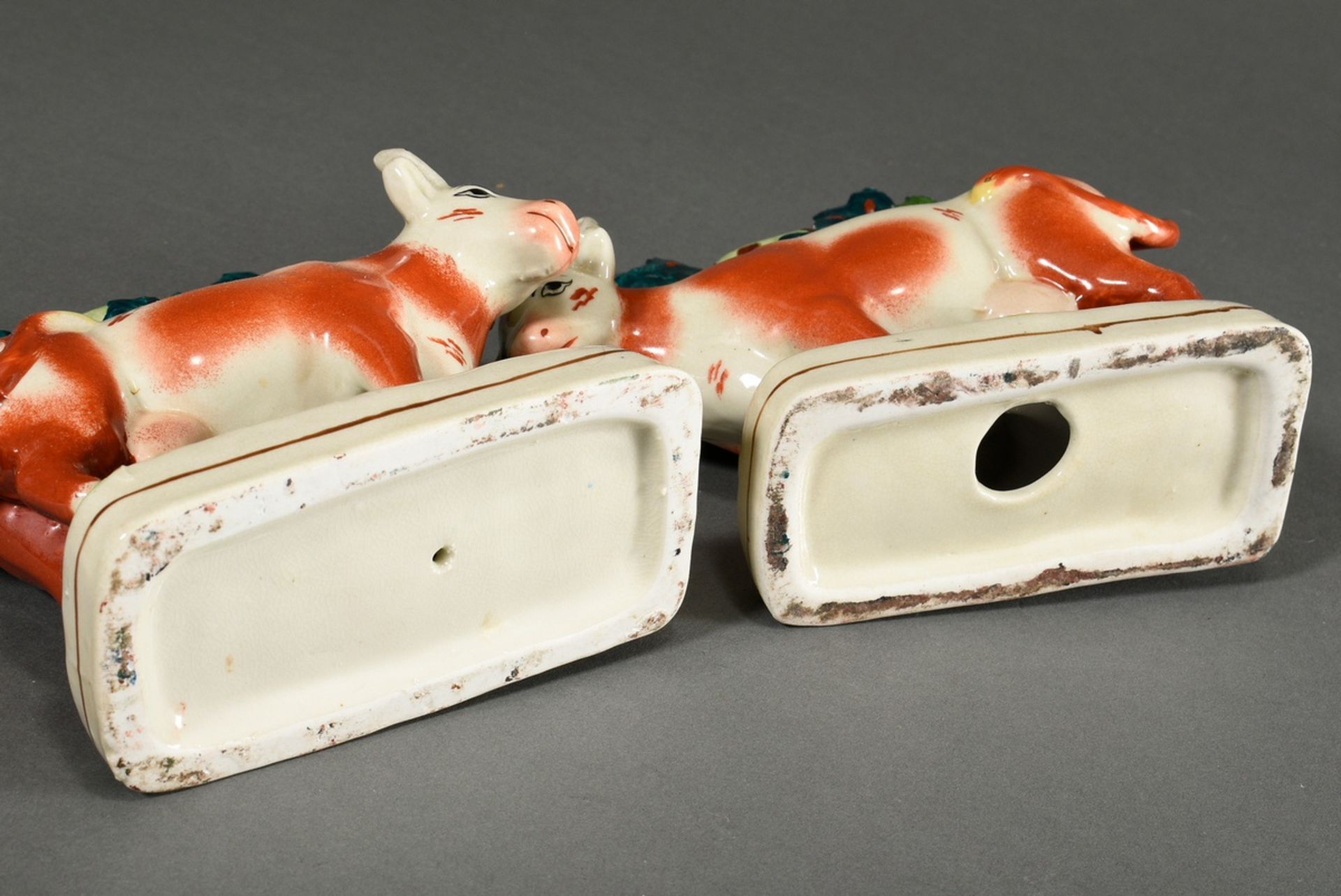 A pair of Staffordshire pendant groups ‘Cows’, soft porcelain polychrome painted, England 19th cent - Image 4 of 4