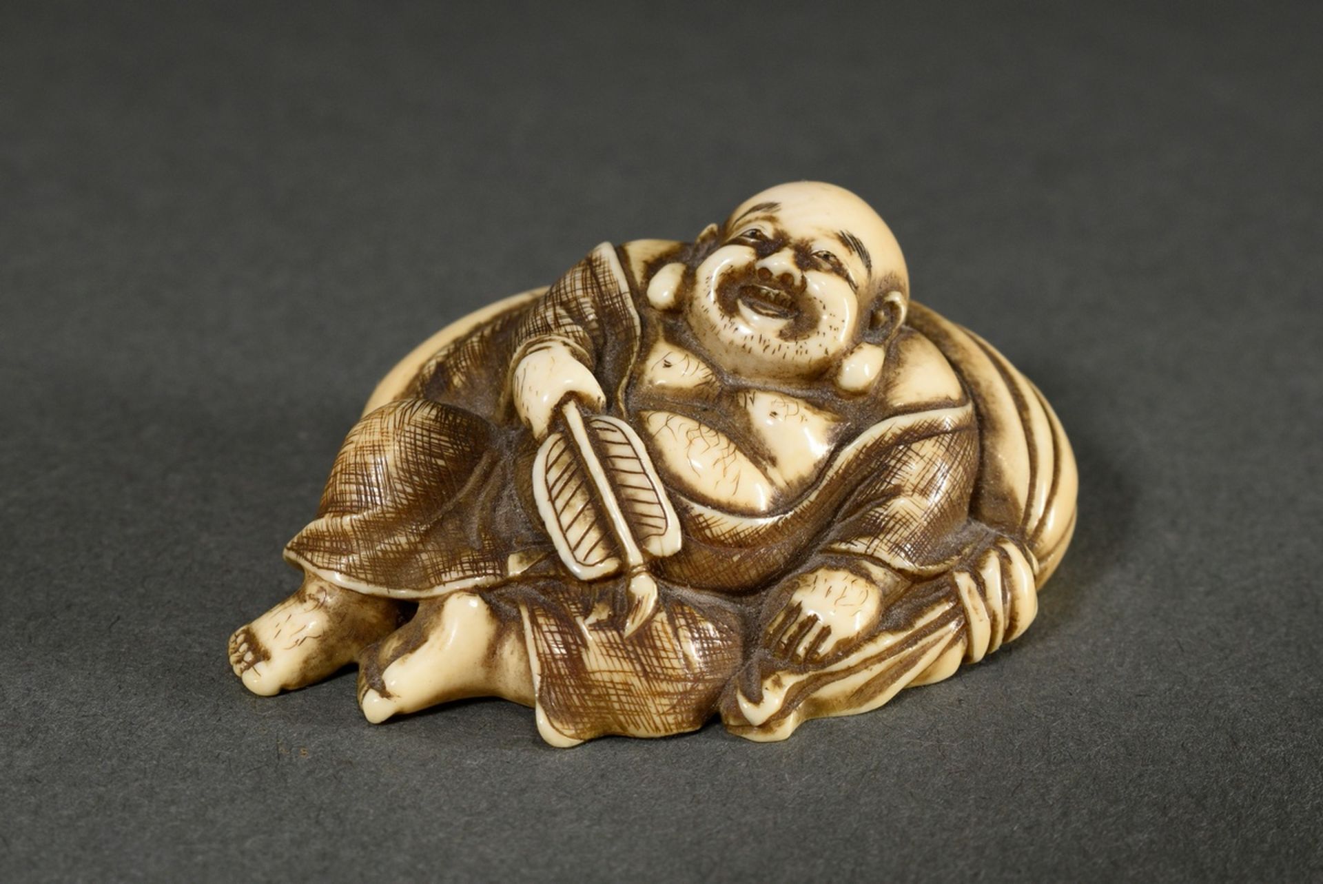 Elfenbein Netsuke "Daikoku mit Sack und Fächer", sign. Masahiro 正廣, Japan, Meiji Periode, um 1900,