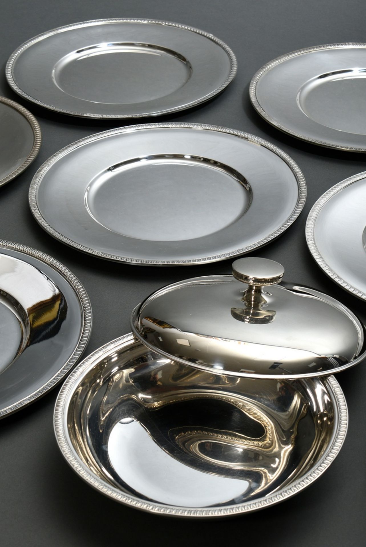11 Pieces of silverware with classic leaf rim, consisting of: 10 Wilkens place plates (Ø 28cm, silv