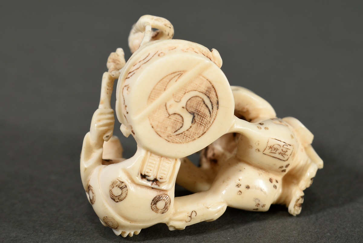 2 Various ivory netsuke and carving: ‘Actor with turning head and calabash’ (signed Shôzan 松山, h. 5 - Image 6 of 13
