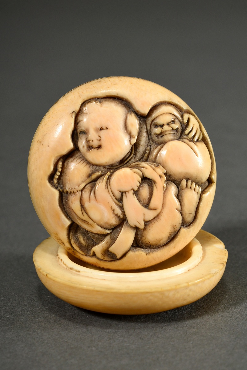 2 Various ivory manju netsuke with relief depictions, Japan, 2nd half 19th century: 1 "Karako with - Image 8 of 14