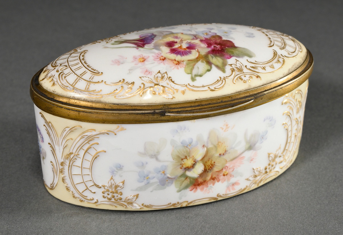 Oval KPM porcelain snuff box in rococo form with soft painting "Blossoms and ornamental lattice", g