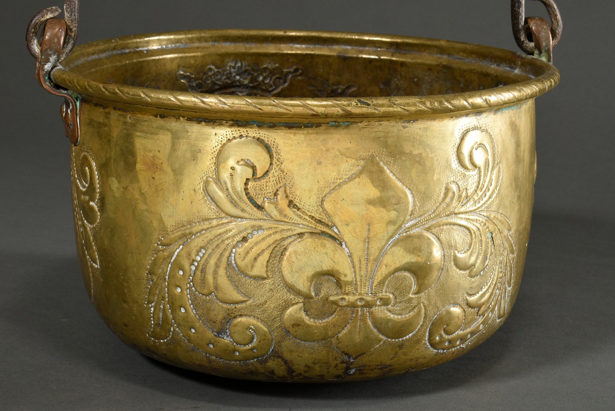 Brass pot with iron handle and embossed decoration ‘Crowned alliance coat of arms with flanking gri - Image 3 of 7