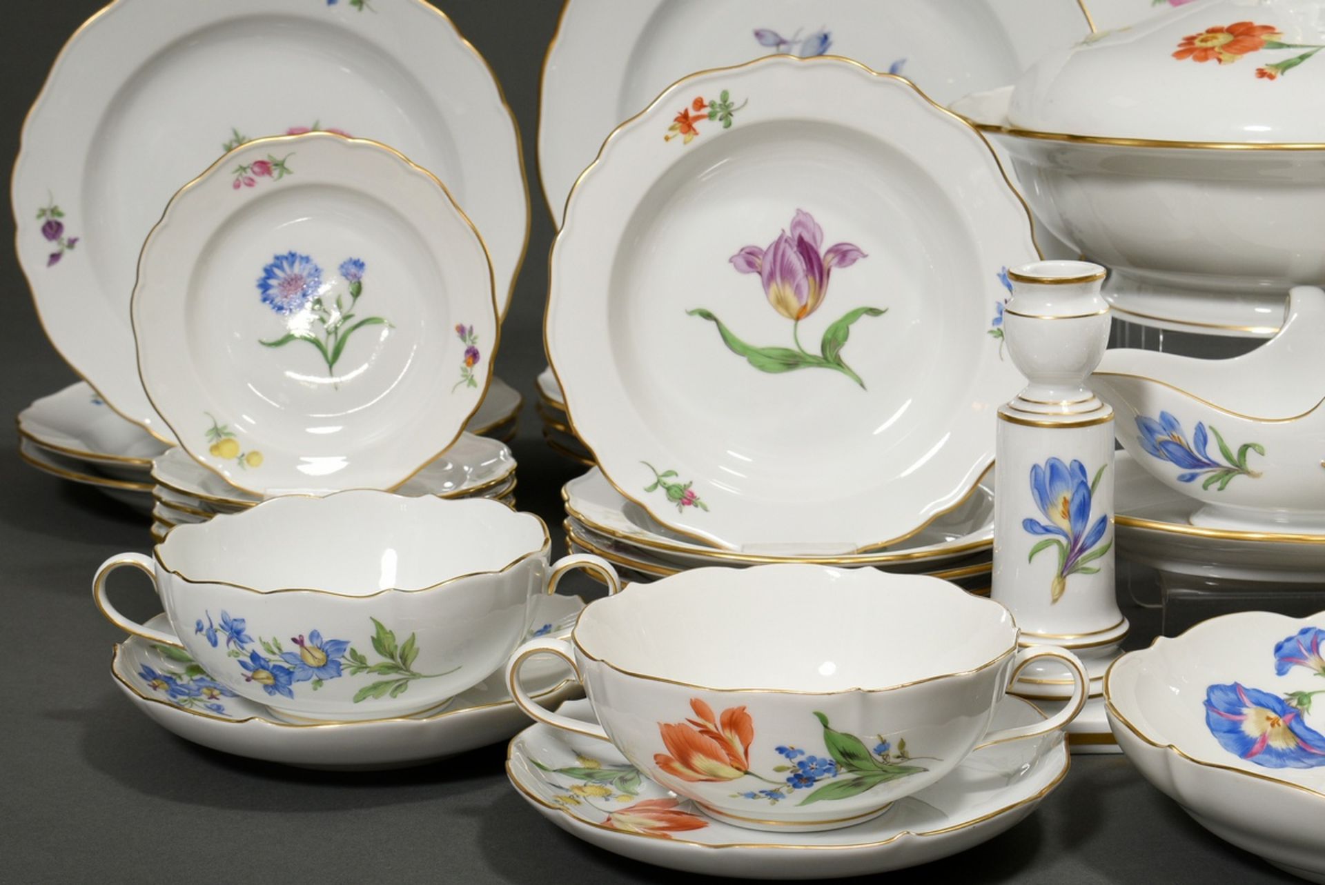 46 Teile Meissen Ergänzungsservice "Deutsche Blume", nach 1950, bestehend aus: 1 Deckelterrine (H.  - Bild 4 aus 10