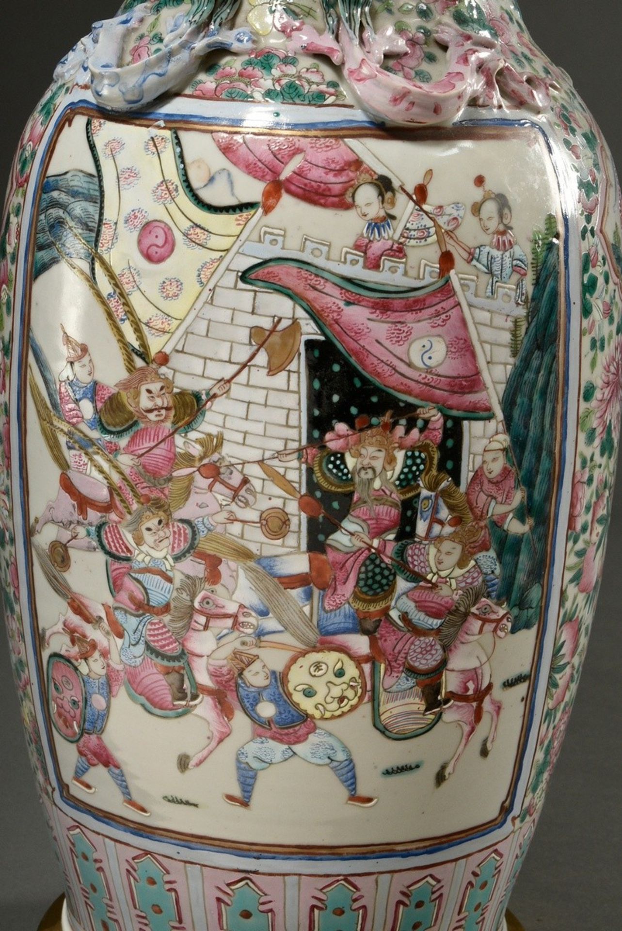 Paar große chinesische Porzellan Vasen mit polychromer Malerei "Höfische und Kampf Szene" auf Blüte - Bild 13 aus 13