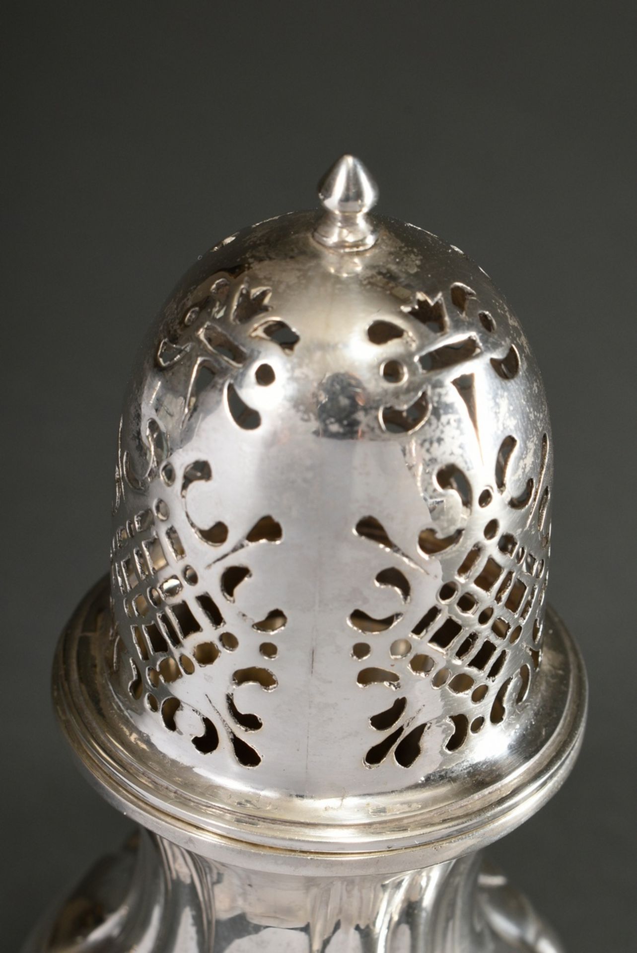 Sugar shaker with gadrooned wall in baroque façon with ornamentally pierced lid, German, silver 800 - Image 2 of 5