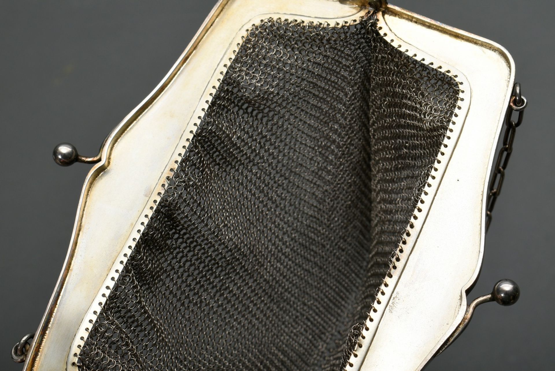 Abendtasche mit geflochtenem Silberdraht und hellblauem Guilloché Emaille Bügel mit Goldgirlanden,  - Bild 4 aus 5