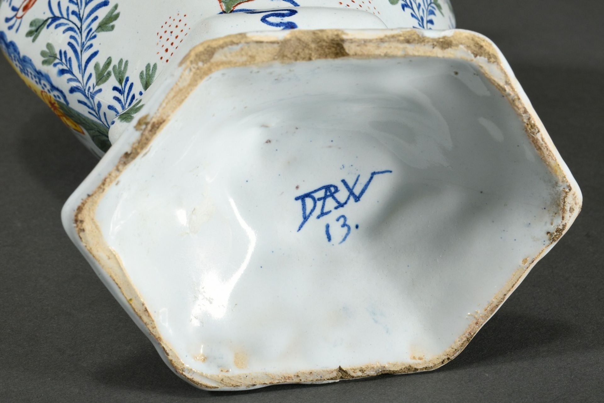 Antike Delft Deckelvase mit polychromer Bemalung und plastischem Papagei auf dem Deckel, De Paeuw,  - Bild 7 aus 13