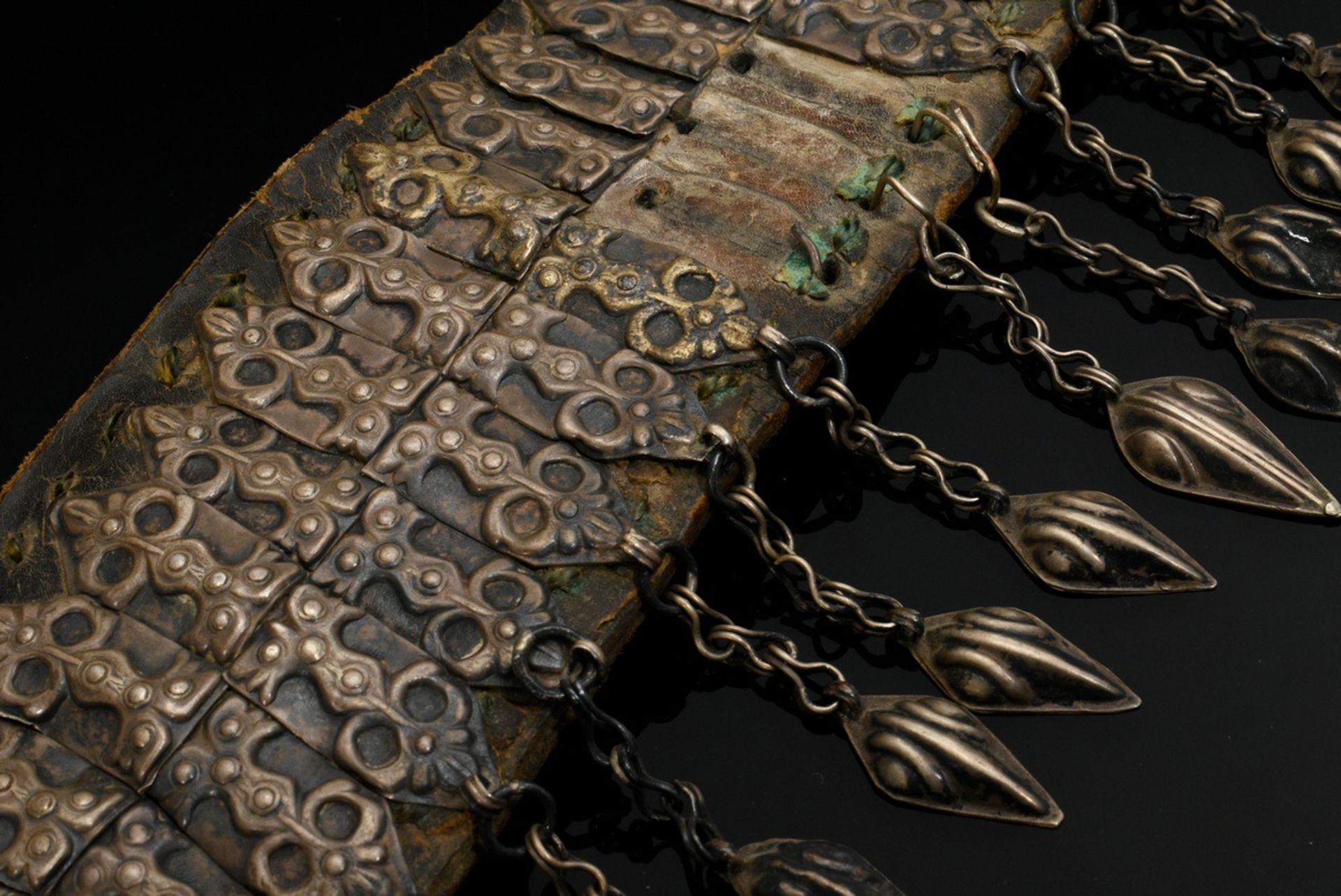 Tekke Turkmen men's belt made of leather with silver applications, fire-gilt clasps with 3 carnelia - Image 4 of 6