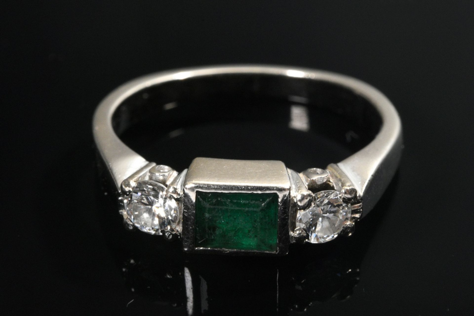 White gold 750 band ring with faceted emerald and diamonds (together approx. 0.40ct/SI-P1/TCR), 4g, - Image 3 of 3