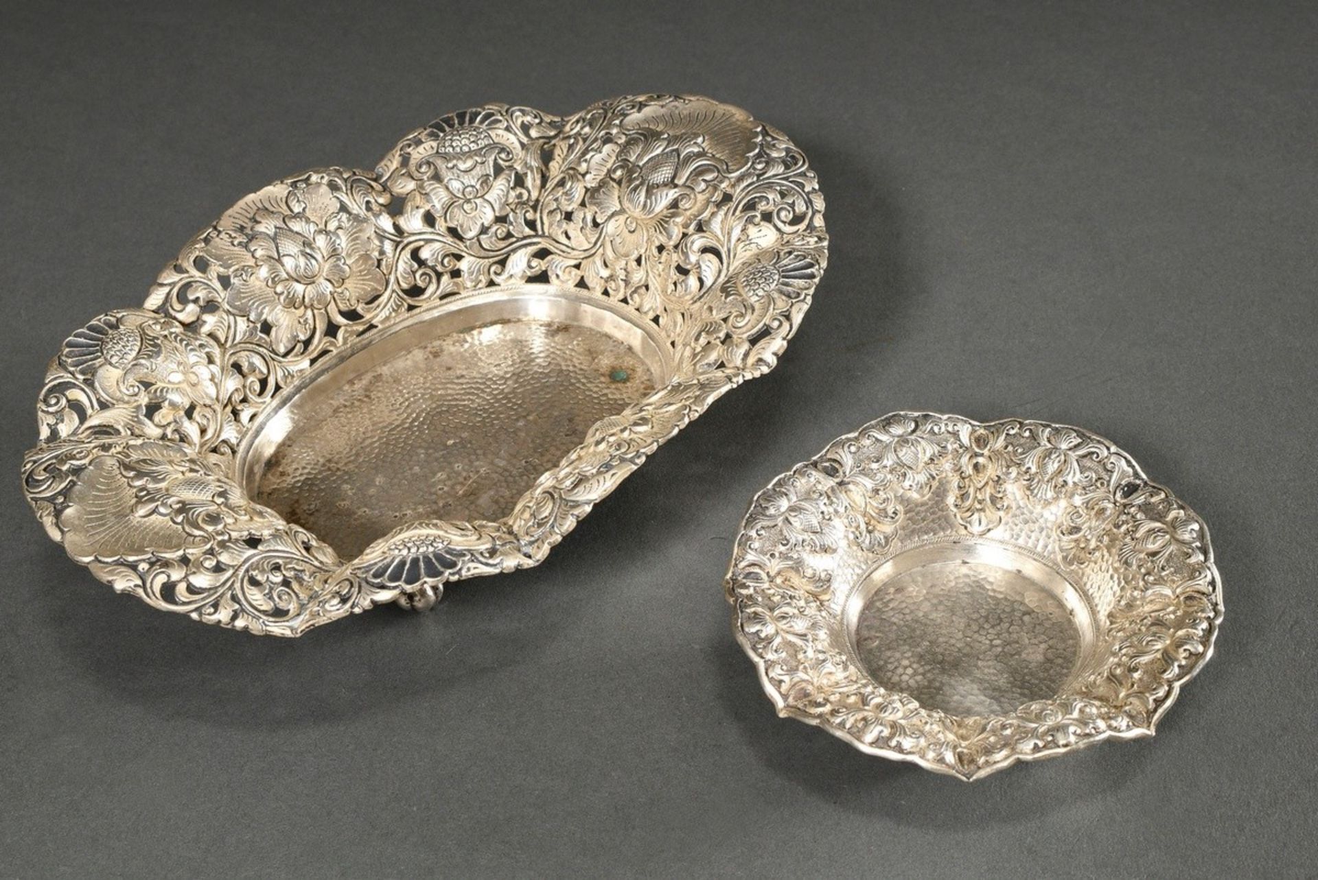 2 Diverse Schälchen mit floralem Dekor auf Kugelfüßen, Java, Silber, 192g, Ø 10cm, 20x13,5cm, Gebra
