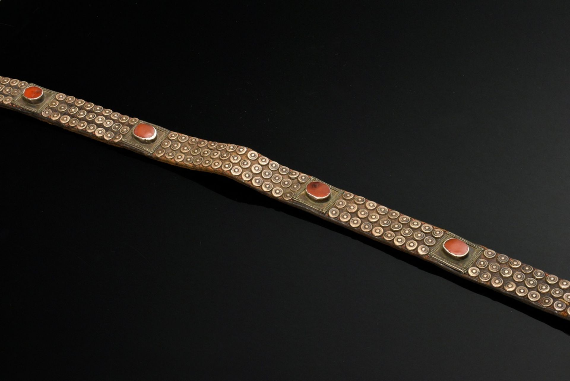 Tekke Turkmenen Pferdehalsschmuck, Lederband mit kreisförmigen Silbernieten und rechteckigen Karneo - Bild 6 aus 6