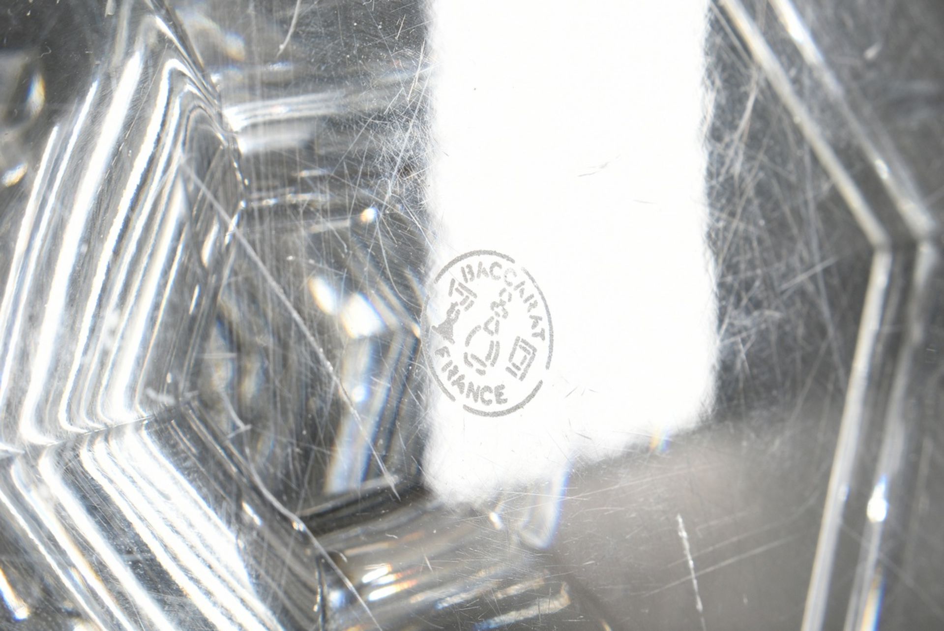 Oktogonaler Baccarat Kristall Leuchter mit facettiertem Balusterschaft, Boden sign., H. 22cm, min.  - Bild 4 aus 4