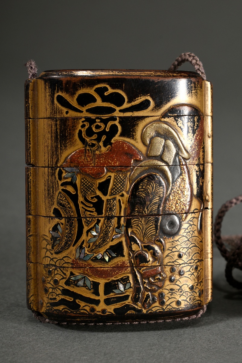 Lack Inrô mit Goldmalerei und Perlmutt Einlagen „Mann mit Pferd“ (5,8x4,5x2cm), 5teilig, dazu: Kama - Bild 2 aus 8