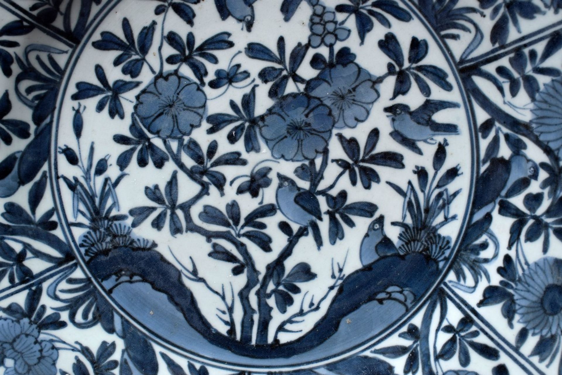 Große Arita Platte im Kraak-Stil mit Blaumalerei, im Spiegel "Vögel und Blüten", auf der Fahne sech - Bild 2 aus 3