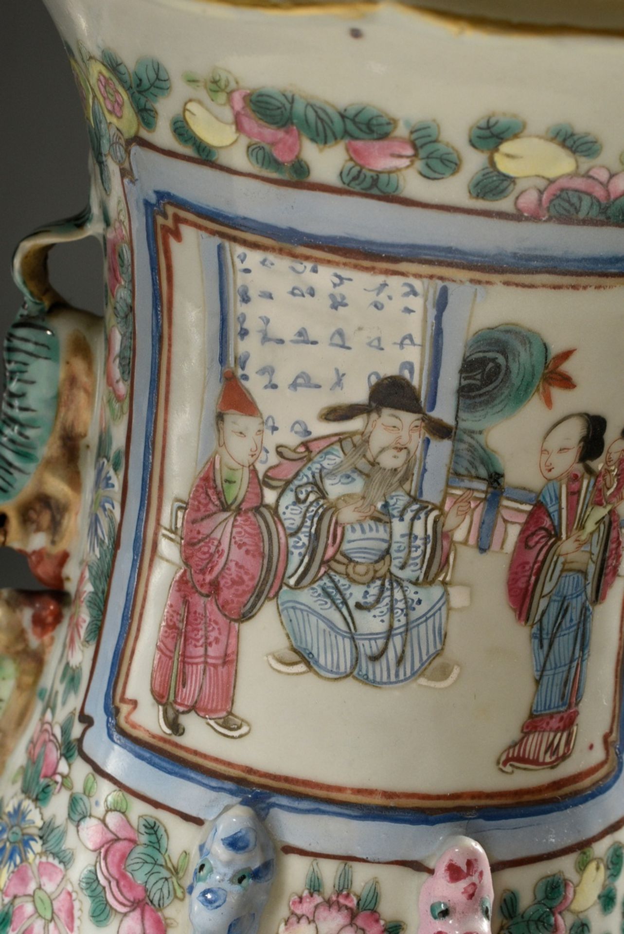 Paar große chinesische Porzellan Vasen mit polychromer Malerei "Höfische und Kampf Szene" auf Blüte - Bild 6 aus 13