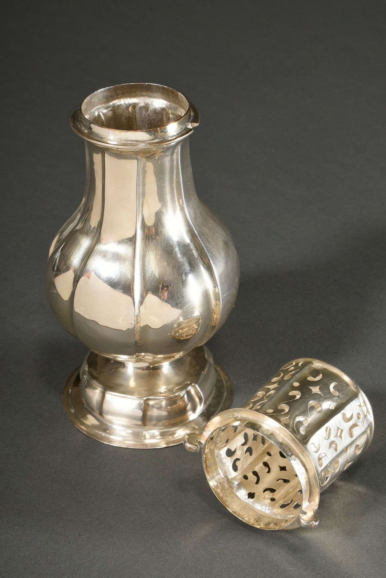 Baroque sugar shaker in baluster form with straight lines on a domed foot, cylindrical lid with orn - Image 3 of 5