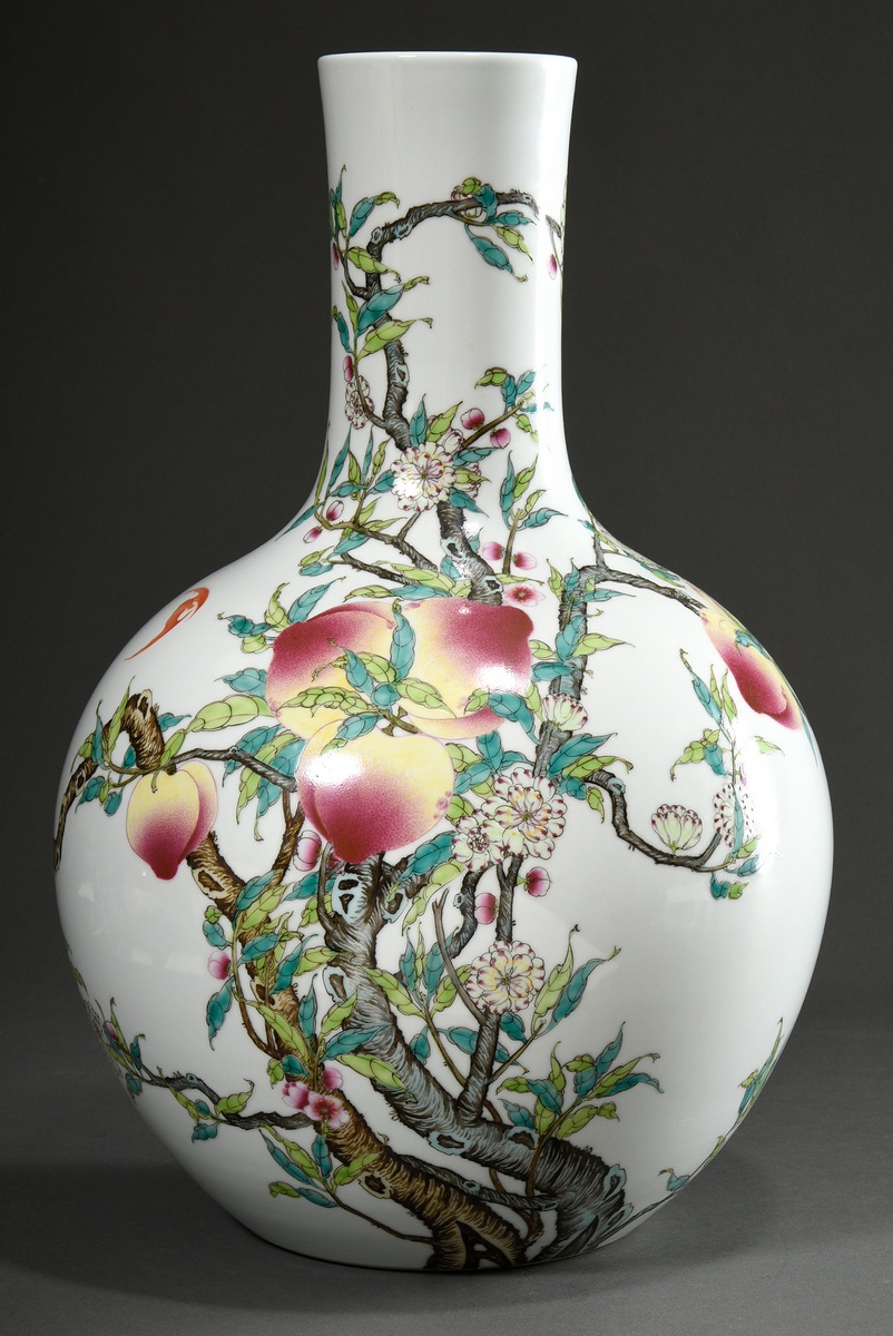 A large Tianqiuping vase with tubular neck over a globular body in fine Famille Rose painting "Eigh