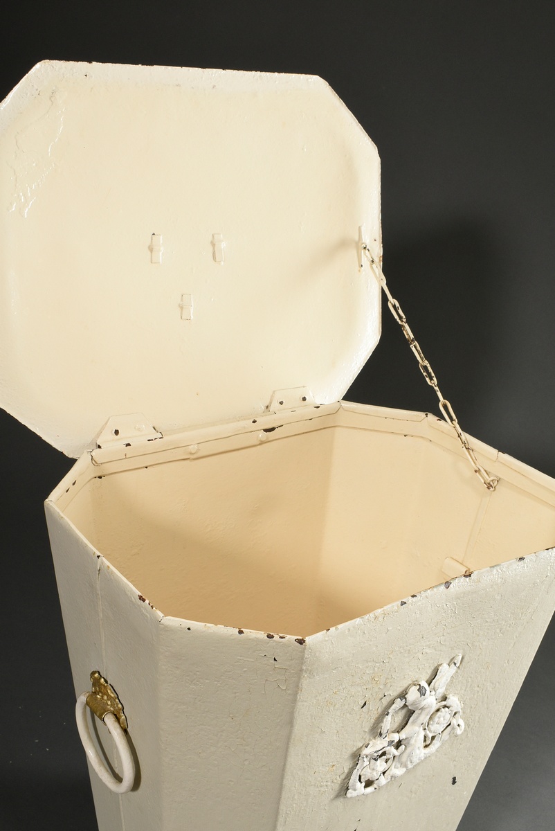 Biedermeier peat chest on paw feet with relief decorations, metal painted white and gold, around 18 - Image 5 of 7