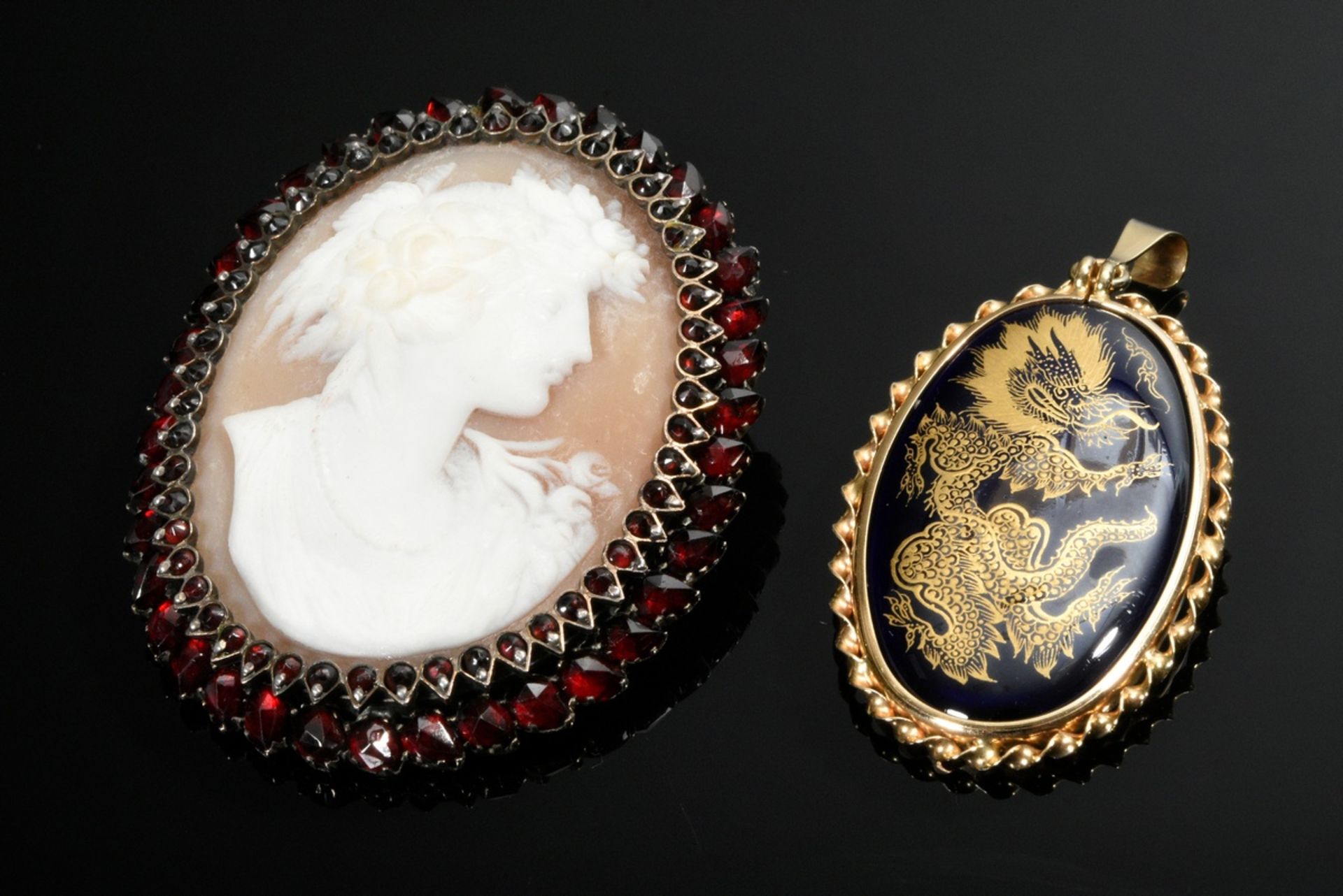 2 Various pieces of jewellery: Meissen plaque with flawless gold painting on black background "Drag