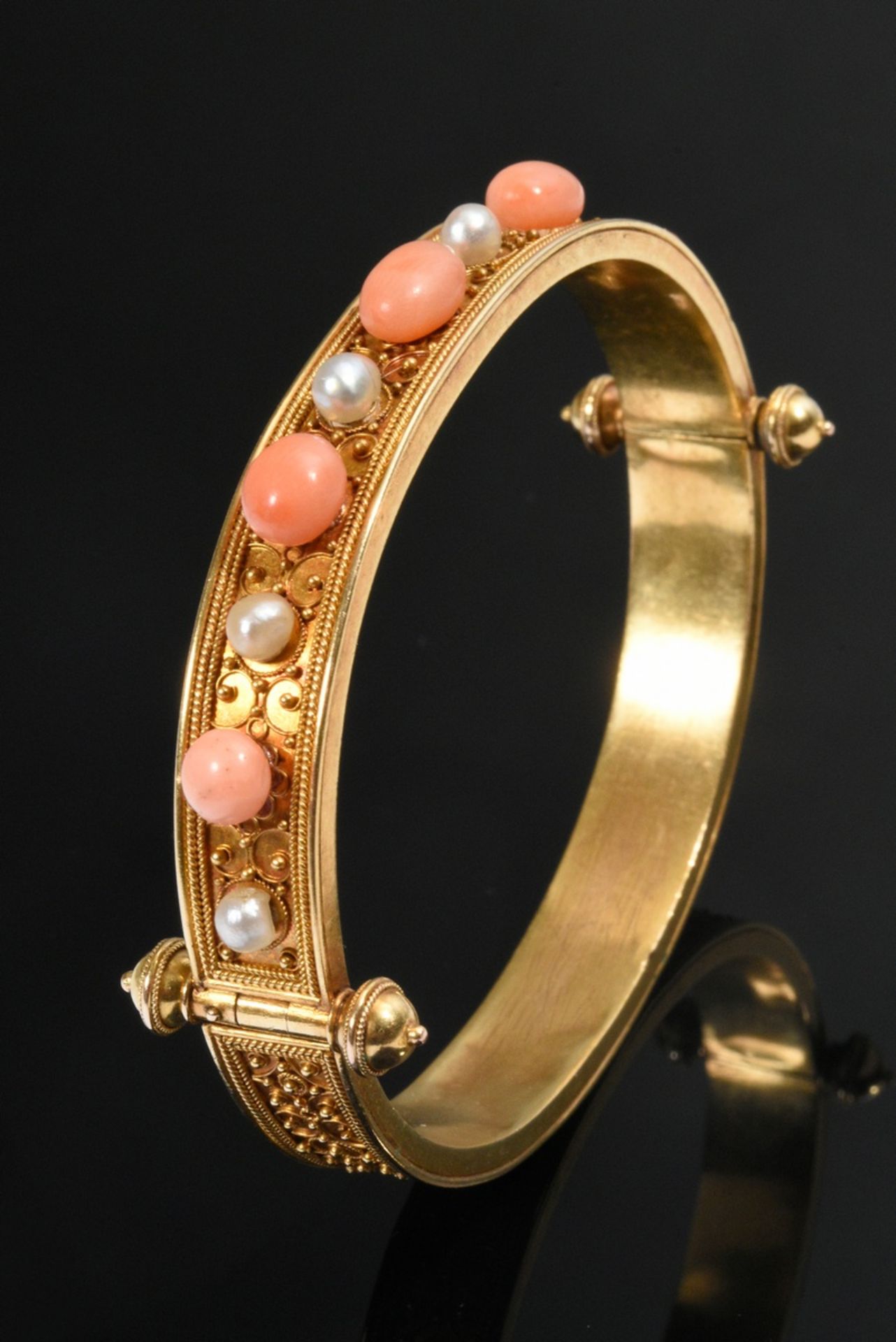 Yellow gold 750 bangle in Castellani style with rich granulé decoration, corals and freshwater pear