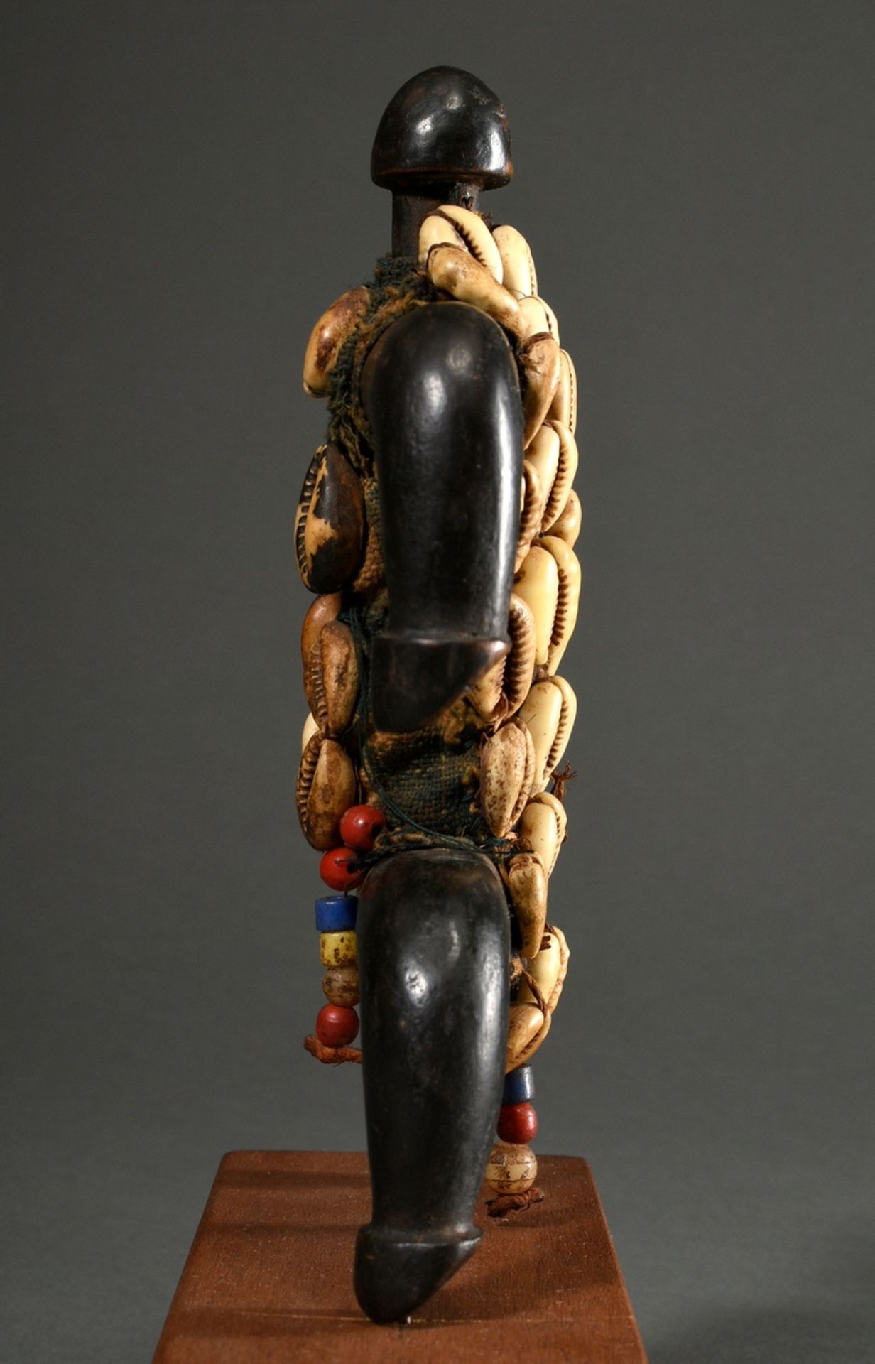 Puppe der Namchi, Zentral Afrika/ Kamerun, 1. Hälfte 20.Jh., alte Holzfigur mit Baumwoll-Leibchen u - Bild 6 aus 8