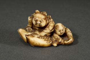 Feines Elfenbein Netsuke "Ebisu und Knabe auf großer Brasse", sign. Masafumi 正文, Japan, Meiji Perio