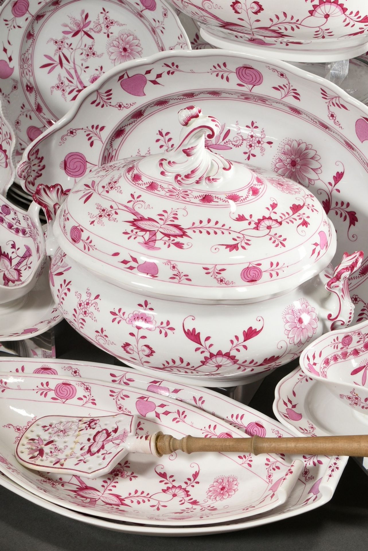 65 Pieces rare Meissen dinner service "Zwiebelmuster Pink", custom made around 1900, consisting of: - Image 7 of 27