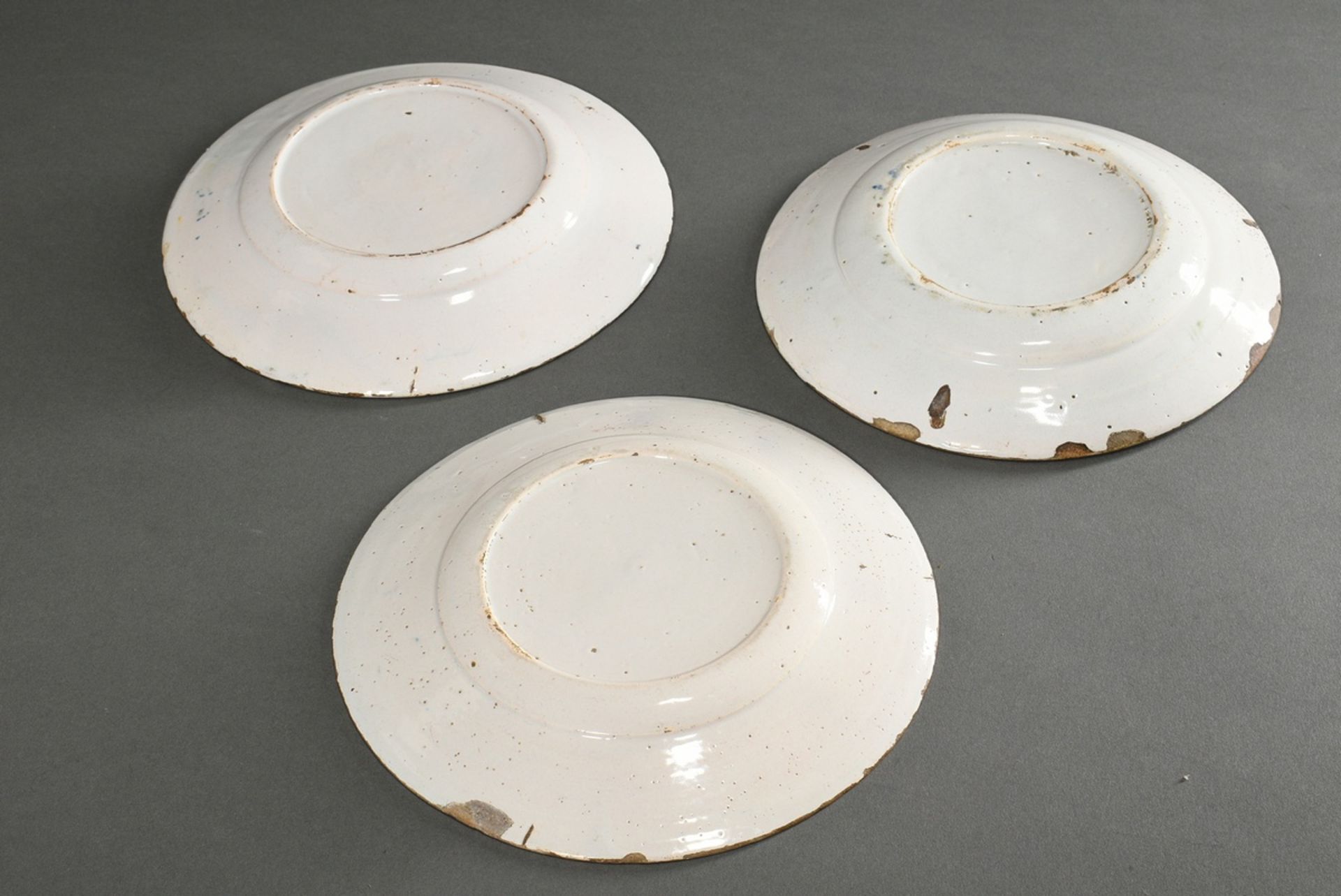 3 Small Dutch faience plates with polychrome slip painting ‘Chinoiserie’ and ‘Flower vases’, Delft  - Image 3 of 11