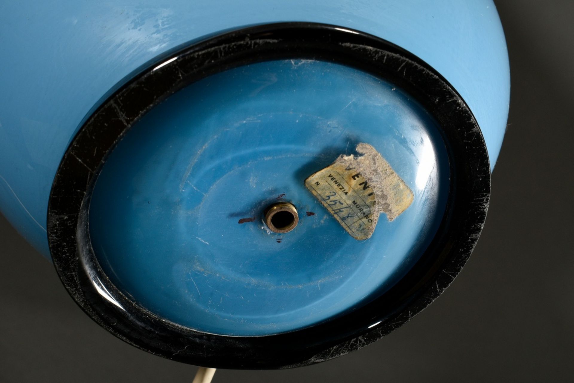 Venini Tischlampe mit ovoidem Glasfuß in hellblau-opakem Glas auf schwarzen Standring, alter Kleber - Bild 4 aus 7