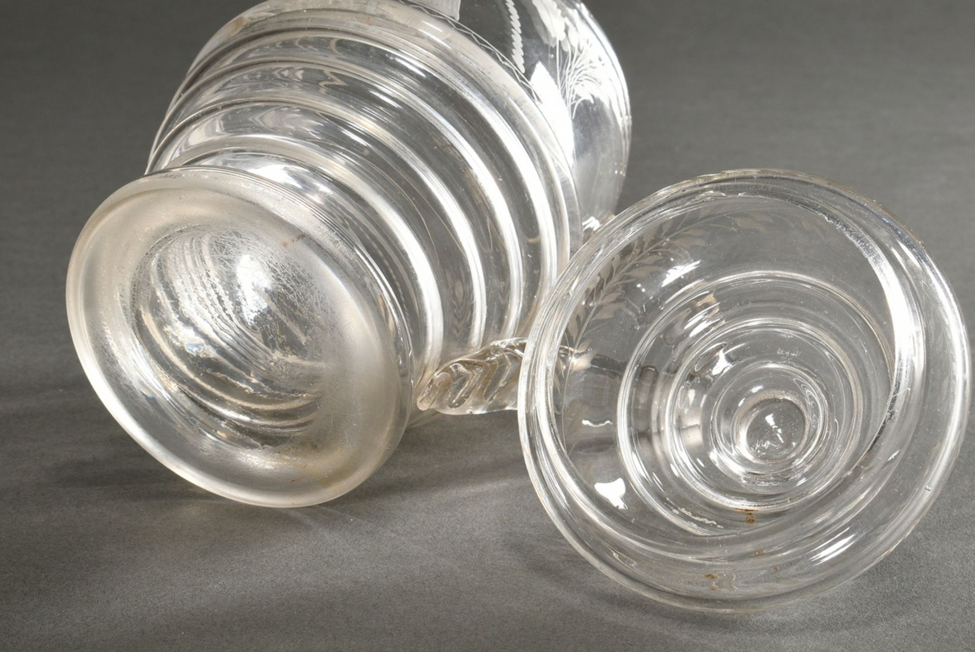Biedermeier Glas Deckelhumpen mit floralem Schliff und Kartusche "Zum Andenken" auf tonnenförmigem  - Bild 5 aus 8
