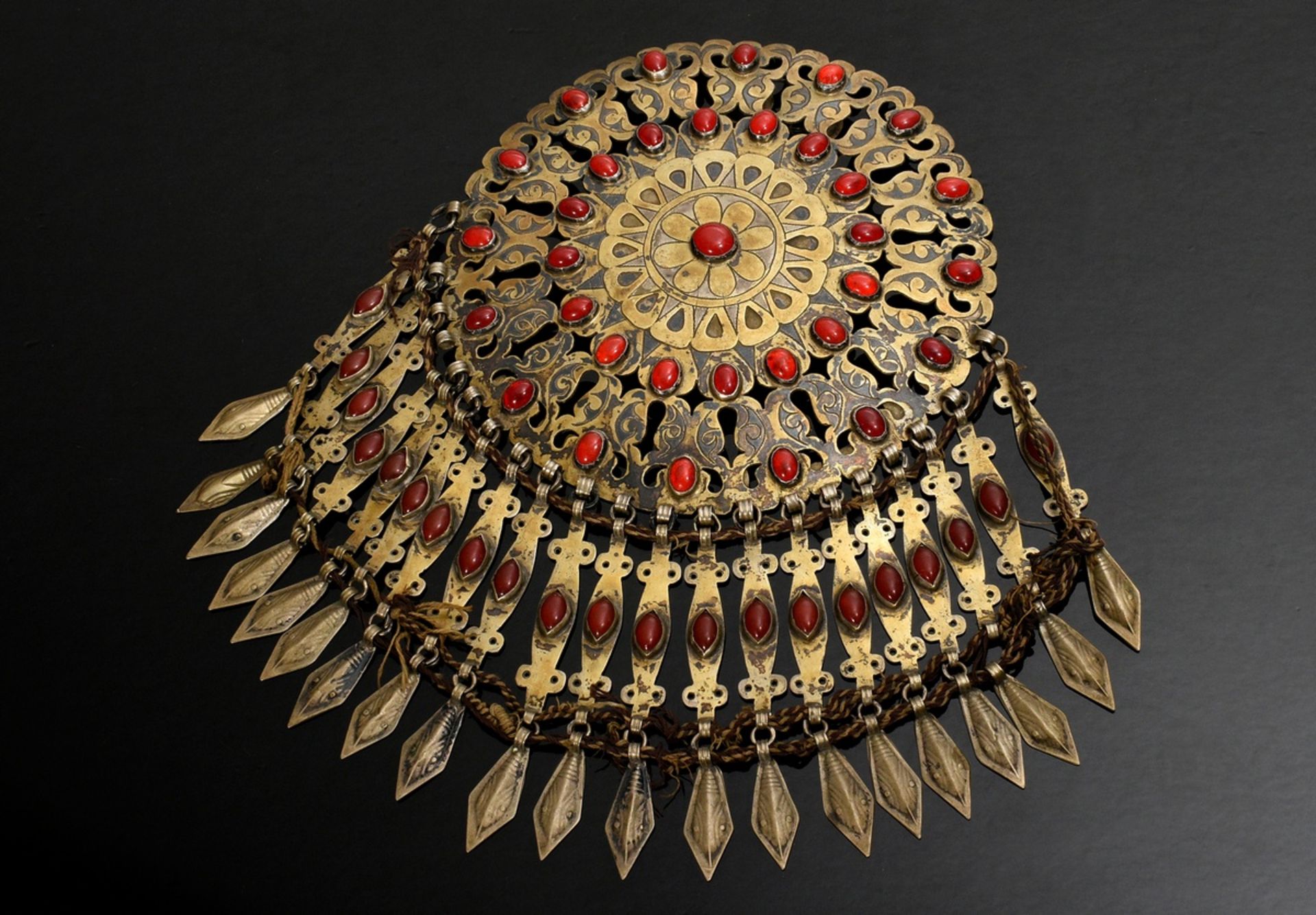 Large Tekke Turkmen chest ornament plate "Schelpeli Gülyaka" vegetabil open-work with red concentri