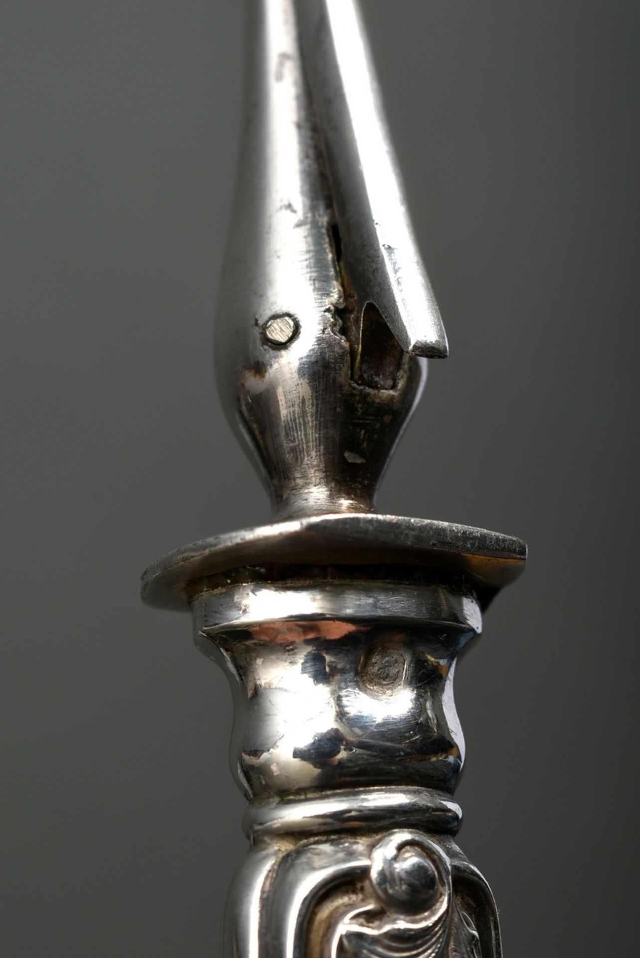 2 Teile französisches Bratenbesteck mit ornamentierten Griffen und plastischer Fuchskopf Stütze, MZ - Bild 6 aus 6