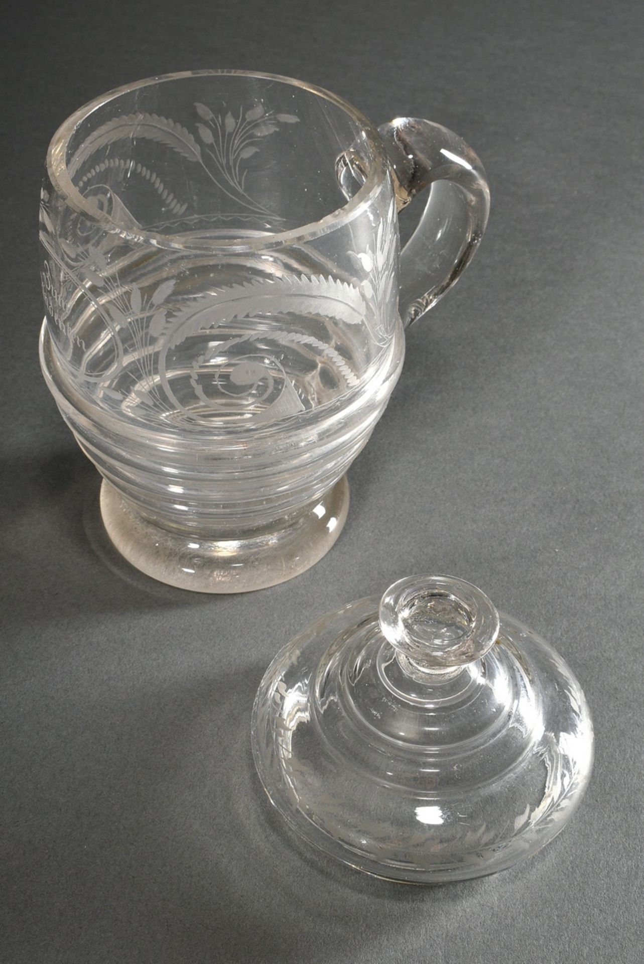 Biedermeier Glas Deckelhumpen mit floralem Schliff und Kartusche "Zum Andenken" auf tonnenförmigem  - Bild 4 aus 8