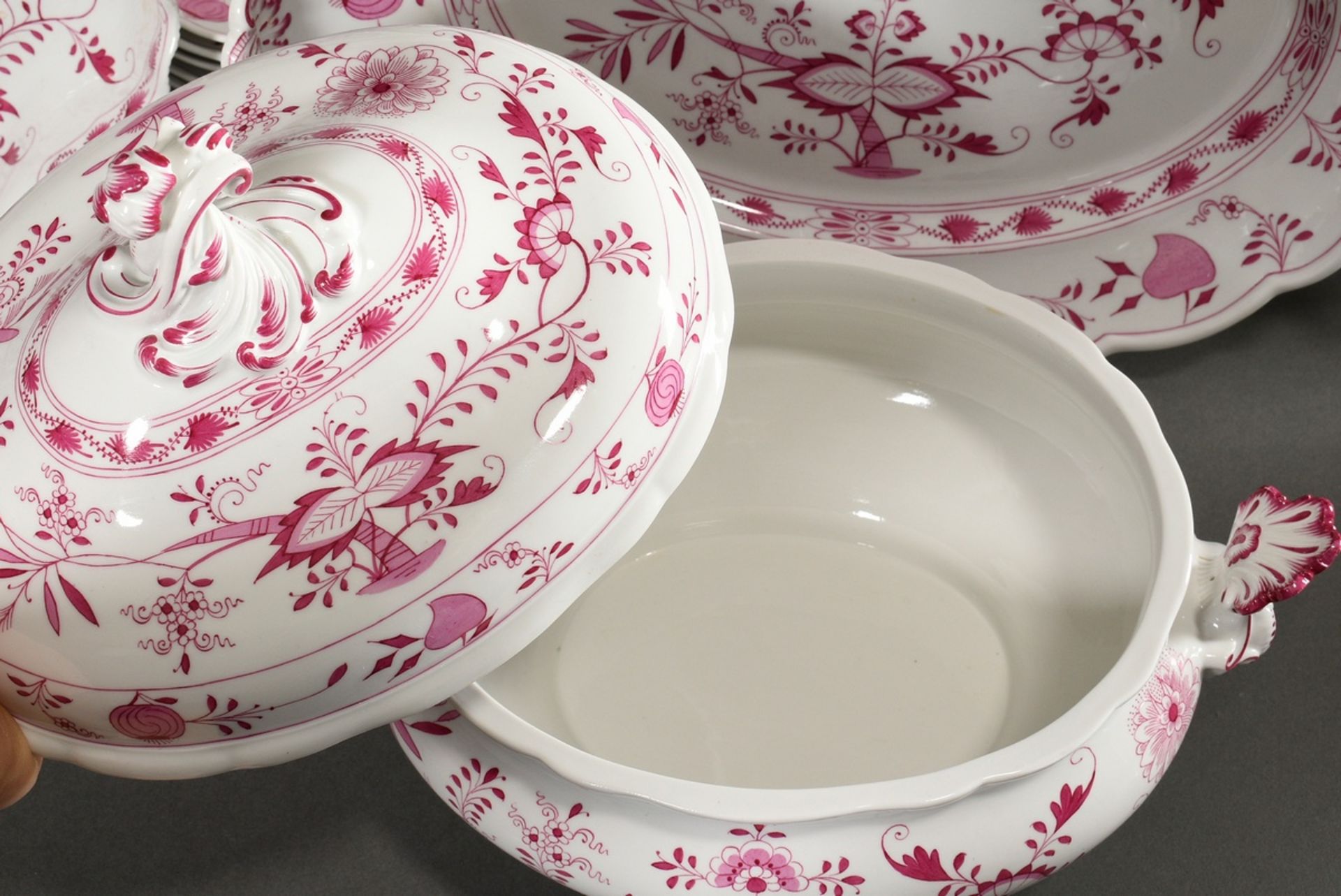 65 Pieces rare Meissen dinner service "Zwiebelmuster Pink", custom made around 1900, consisting of: - Image 20 of 27