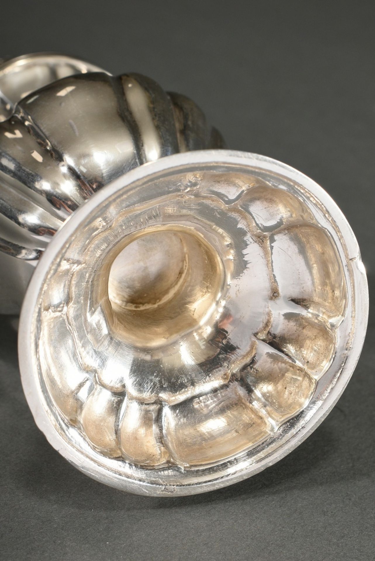 Sugar shaker with gadrooned wall in baroque façon with ornamentally pierced lid, German, silver 800 - Image 4 of 5