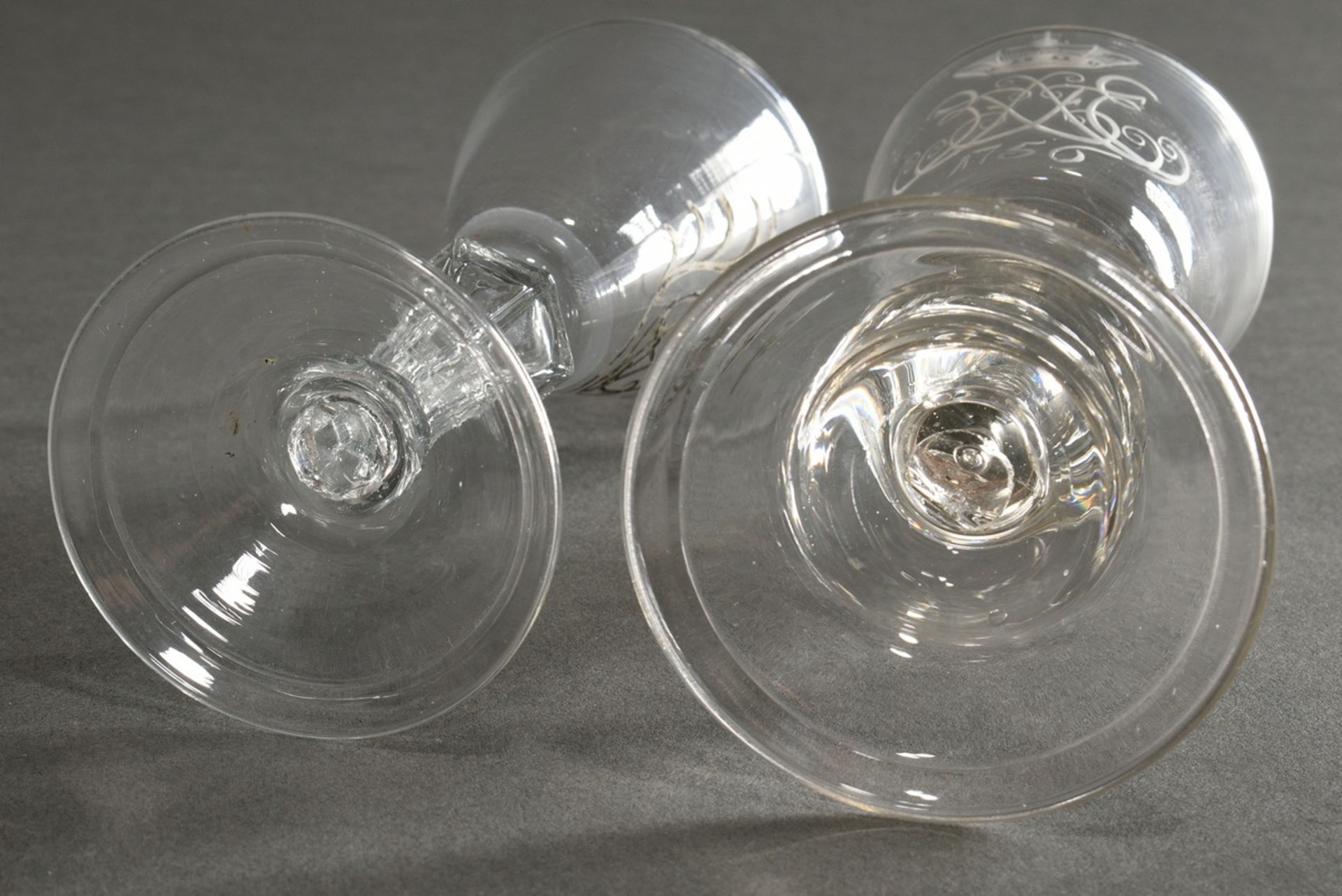 2 Diverse Barock Gläser mit eingeschliffenen Spiegelmonogrammen und eingefangenen Blasen im Stiel s - Bild 4 aus 5