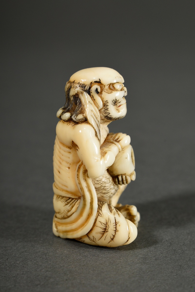 Ivory netsuke "South Sea Islander with tamaperle", partially coloured black, Japan 19th century, h. - Image 2 of 6