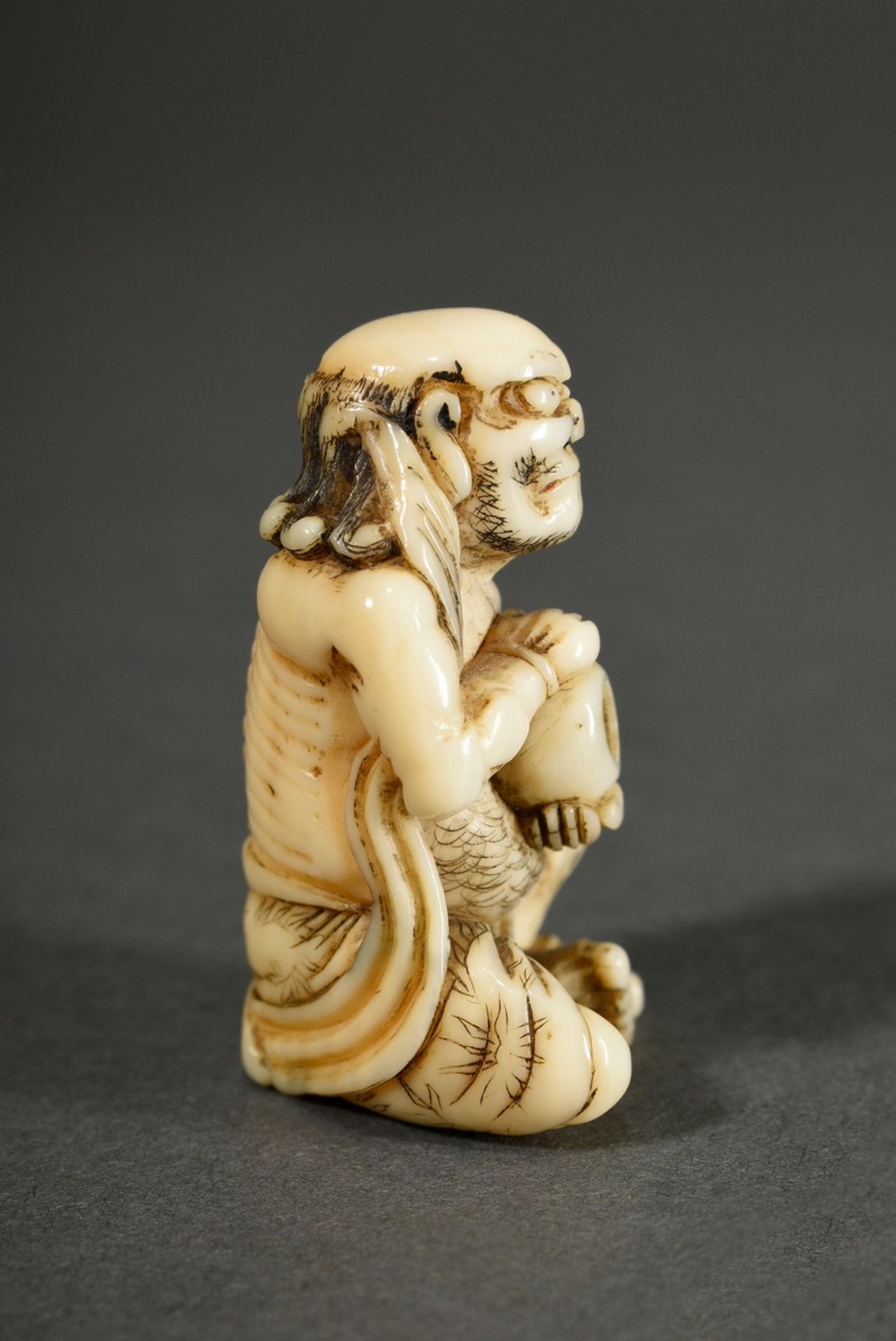 Elfenbein Netsuke "Südseeinsulaner mit Tamaperle", partiell schwarz eingefärbt, Japan 19.Jh., H. 3, - Bild 2 aus 6