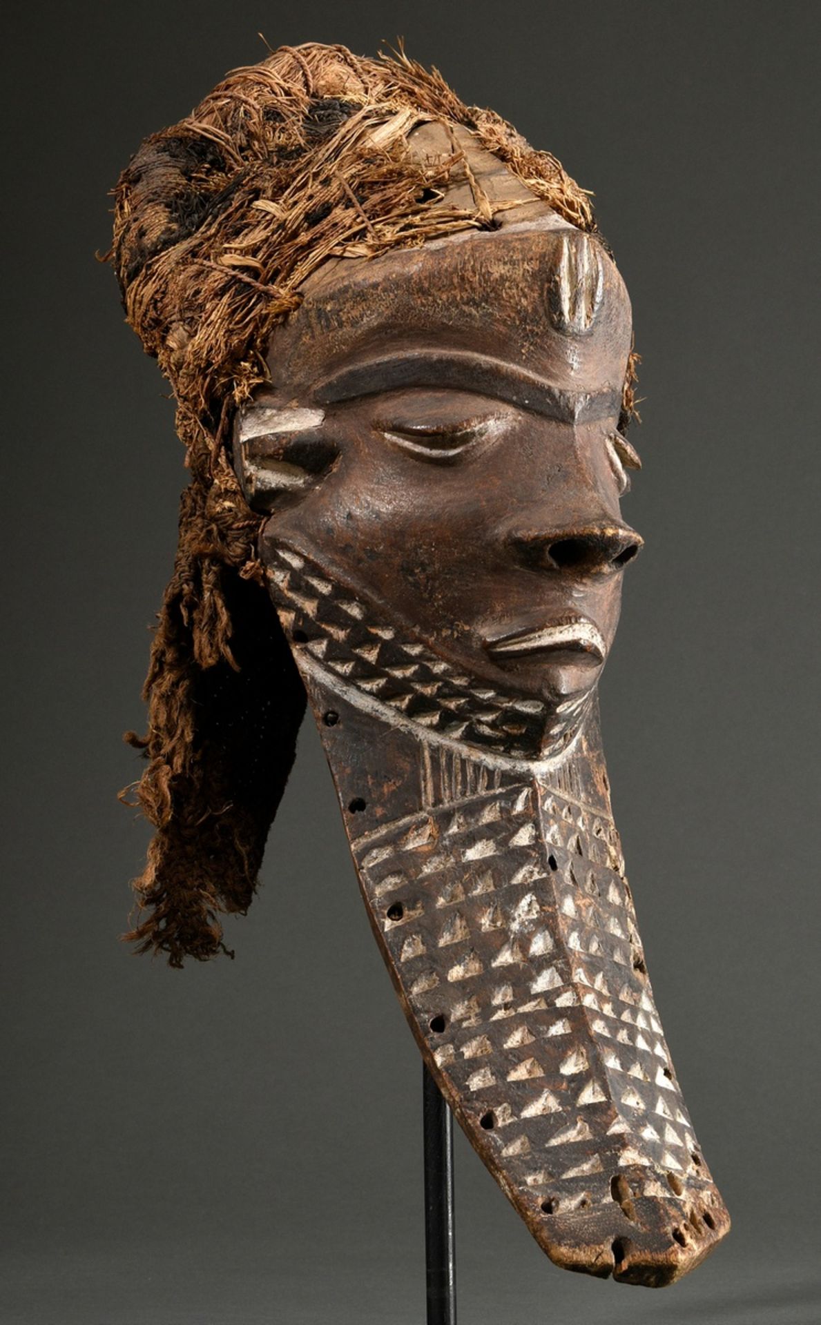 Kiwoyo Maske der Pende, Zentral Afrika/ Kongo (DRC), frühes 20.Jh., Holz mit Pigmentspuren und Pfla