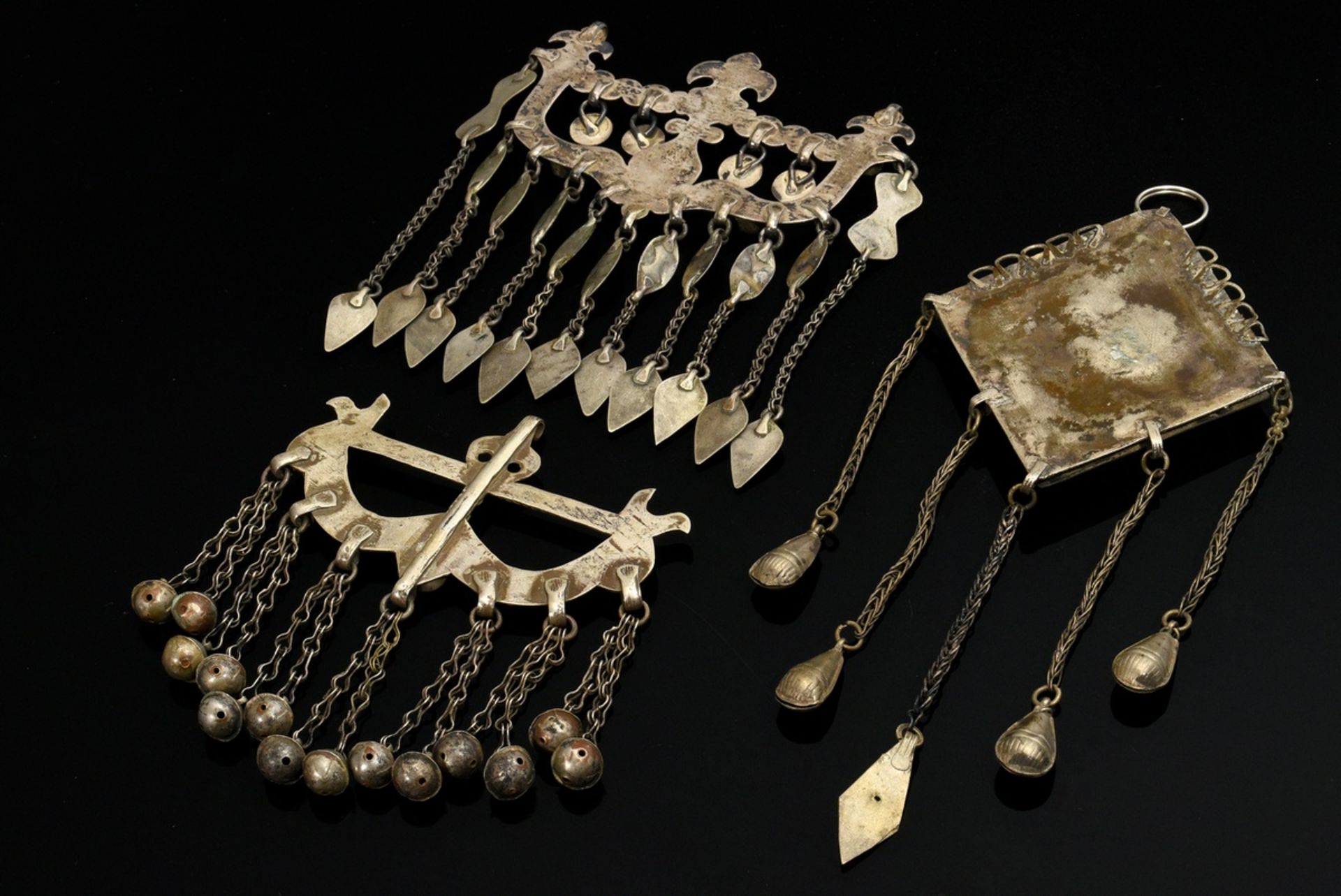 3 Yomud Turkmenen Amulette mit Schellenbehang: 2 Knabenamulette oder Talismane für die Jagd "Pfeil  - Bild 5 aus 8