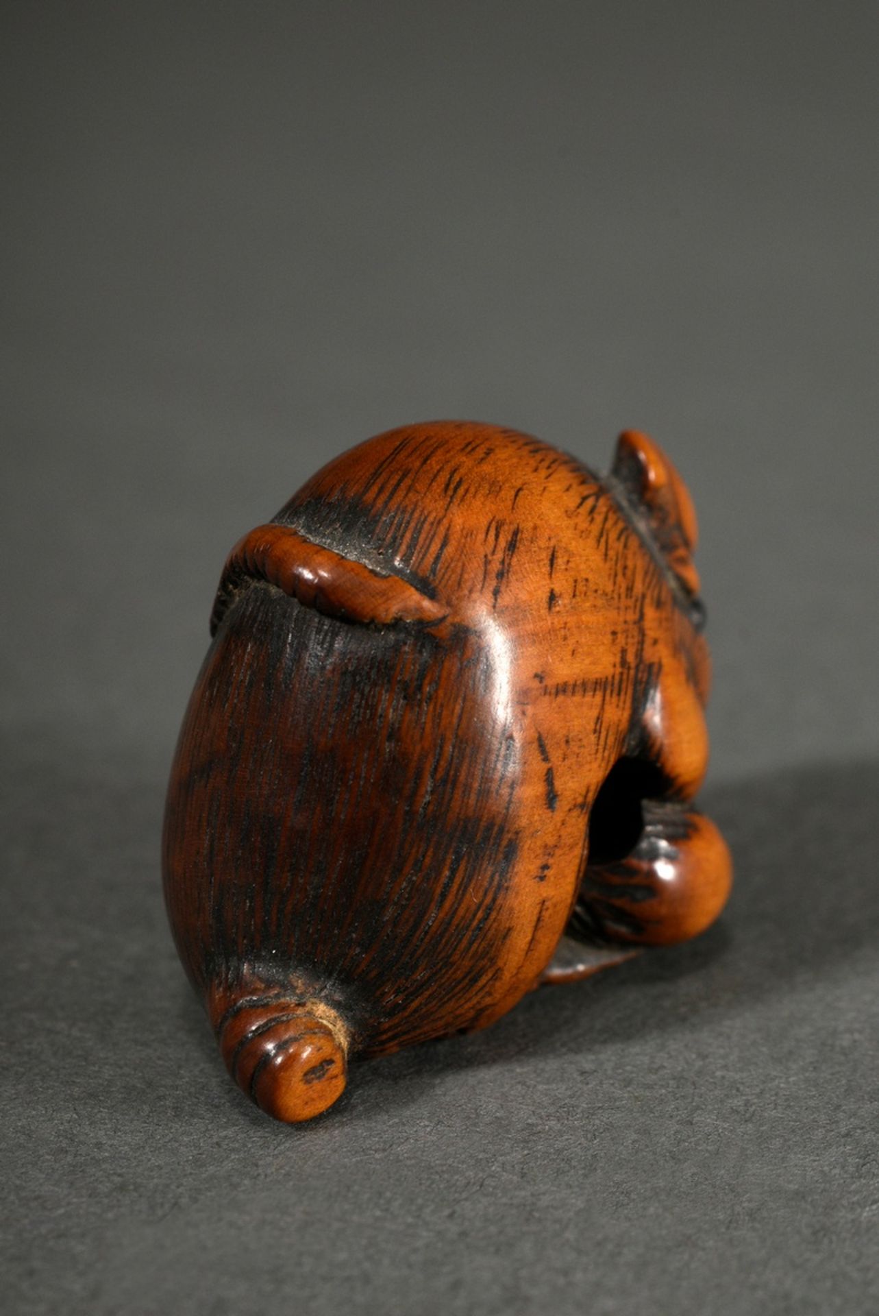 Boxwood netsuke "Rat with chestnut", inlaid horn eyes, beautiful patina, Japan, h. 2.9cm, old broke - Image 4 of 6