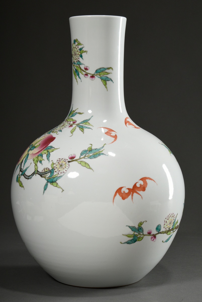 A large Tianqiuping vase with tubular neck over a globular body in fine Famille Rose painting "Eigh - Image 3 of 9