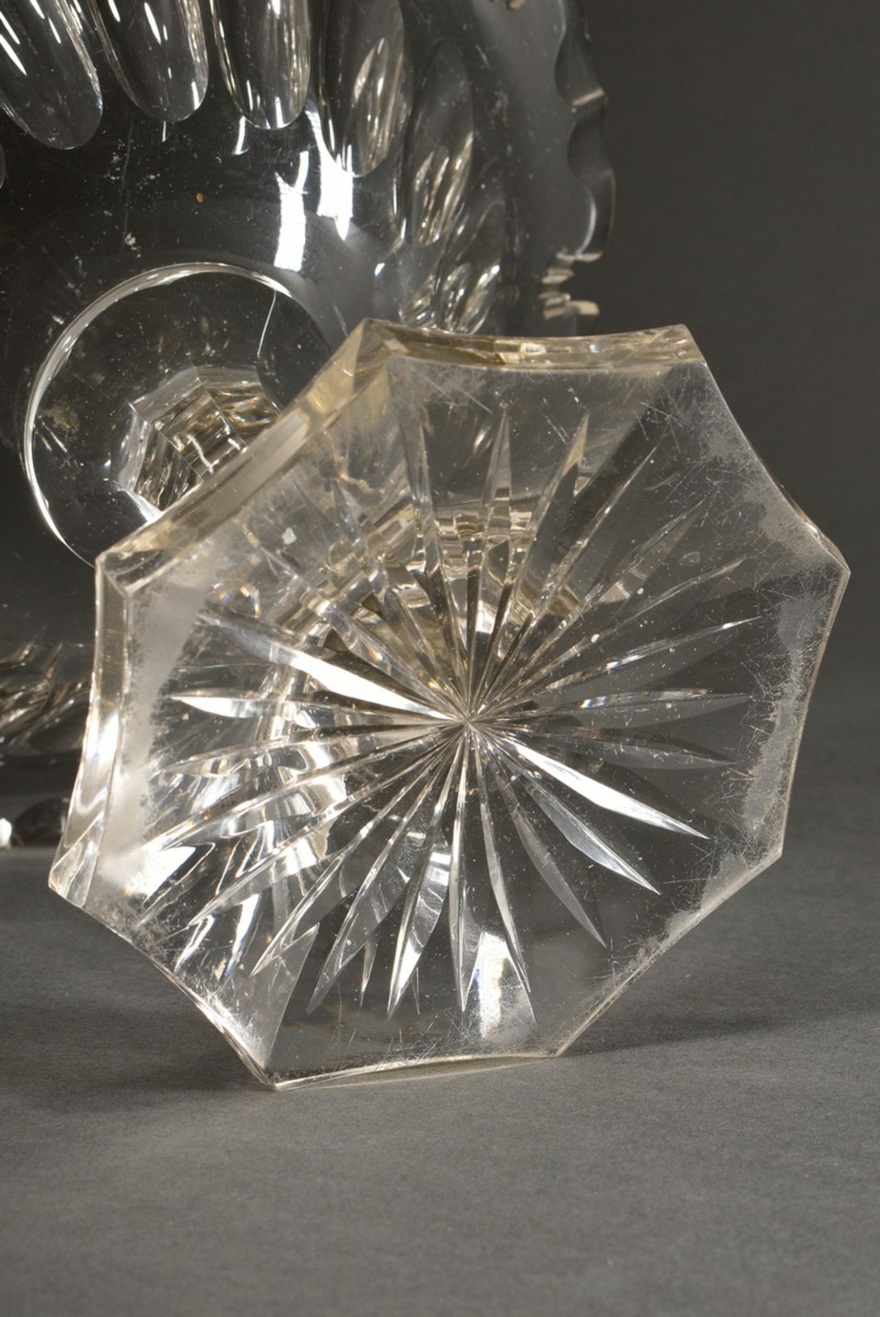 Großer Kristall Aufsatz mit facettierter Schale sowie Olivenschliff auf oktogonalem Stiel und Fuß,  - Bild 4 aus 4