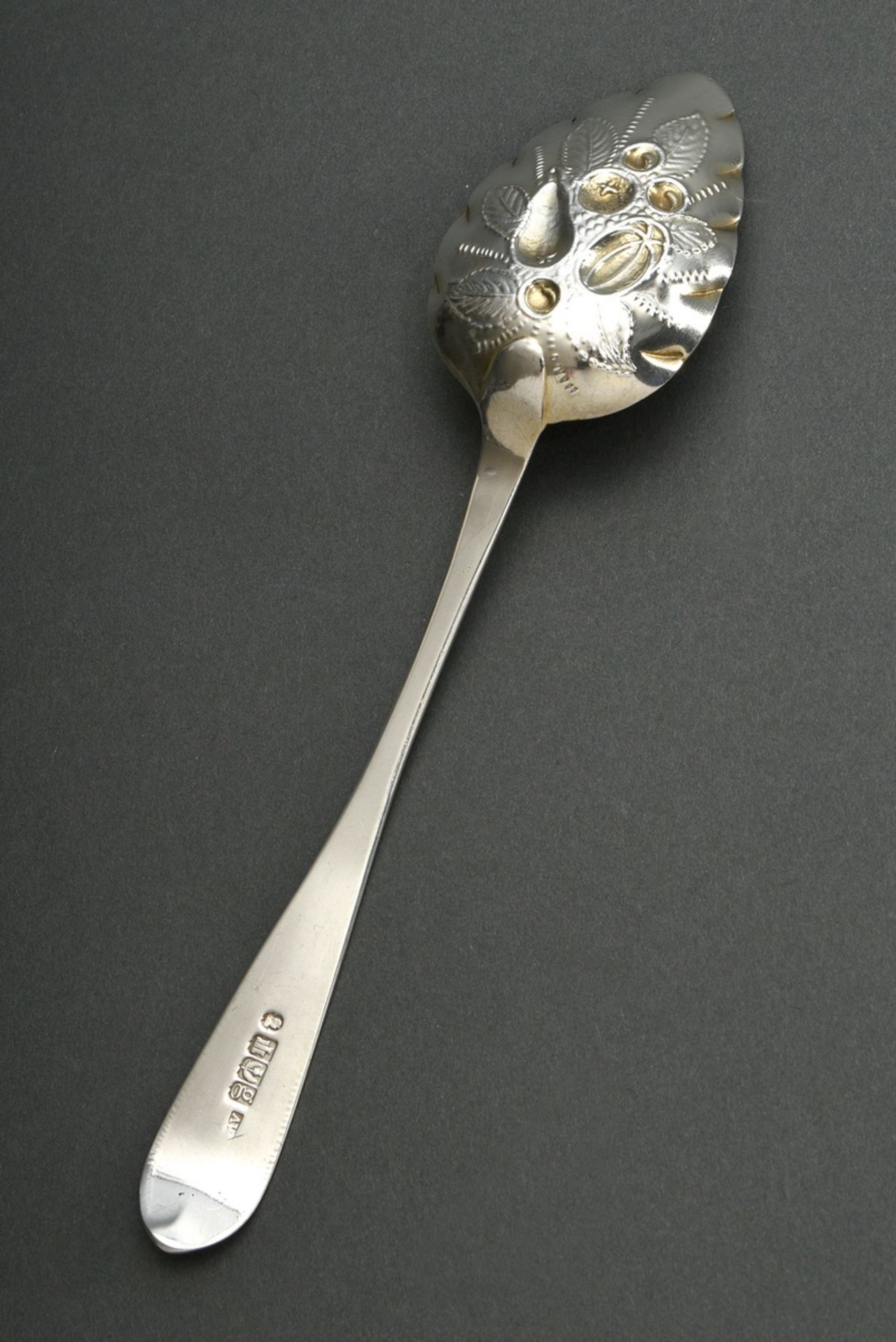 Englischer Berryspoon mit getriebenem Relief "Früchte" auf der Laffe und graviertem Wappentier "Gef - Bild 2 aus 5