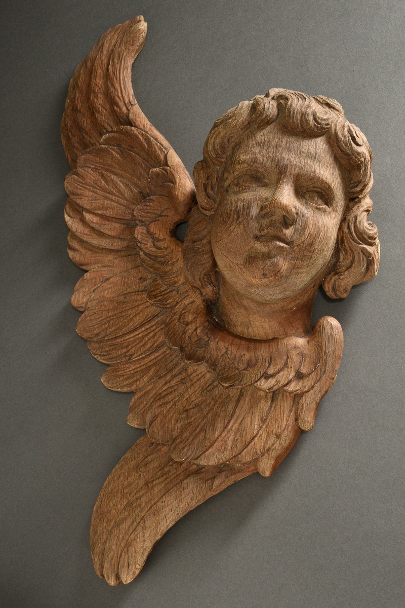 Large angel's head with curved wing carved in bas-relief, unfinished oak, North German 18th century - Image 3 of 6